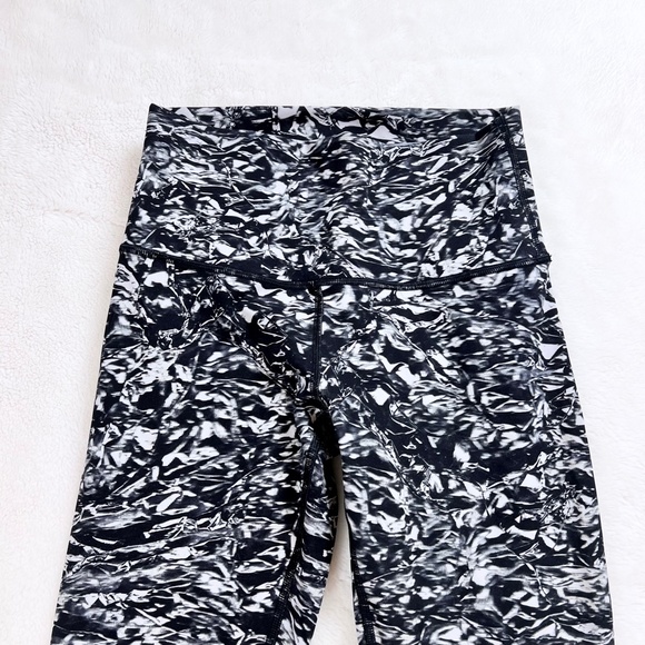 Lululemon Women’s High Rise Black Gray Print Leggings - Picture 2 of 6